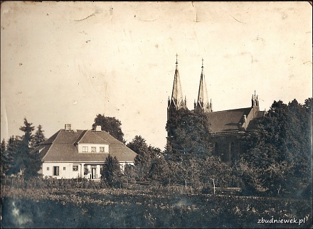 widok kościoła i plebanii